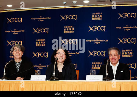 (L a R) Kohei Ando Giappone ora consulente di programmazione, direttore Shunji Iwai e Yasushi Shiina Direttore generale della XXIX Tokyo International Film Festival parlare durante una conferenza stampa tenuta dal formato TIFF a i corrispondenti stranieri' Club del Giappone il 4 ottobre 2016, Tokyo, Giappone. Iwai è questo anno il direttore nel fuoco del Giappone ora la sezione del festival. Il suo ultimo film una sposa per Rip Van Winkle saranno proiettati durante il Tokyo Film Festival (TIFF) 2016 che corre dal 25 Ottobre al 3 novembre. © Rodrigo Reyes Marin/AFLO/Alamy Live News Foto Stock