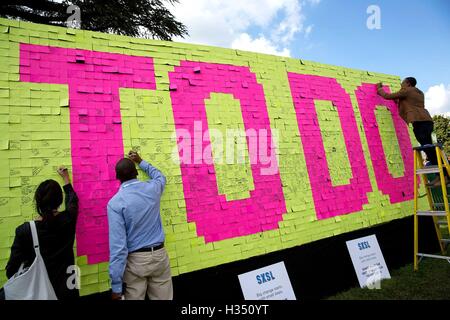 Washington DC, Stati Uniti d'America. 3 Ottobre, 2016. I partecipanti scrivono messaggi sui post-it durante il Sud da South Lawn festival sul prato Sud della Casa Bianca il 3 ottobre 2016 a Washington, DC. L'evento è ispirato al South by Southwest festival e include arti, film, intrattenimento e tecnologia. Credito: Planetpix/Alamy Live News Foto Stock