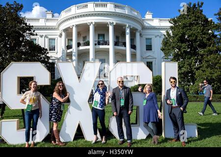 Washington DC, Stati Uniti d'America. 3 Ottobre, 2016. I partecipanti pongono dal Sud dal South Lawn festival logo sul prato Sud della Casa Bianca il 3 ottobre 2016 a Washington, DC. L'evento è ispirato al South by Southwest festival e include arti, film, intrattenimento e tecnologia. Credito: Planetpix/Alamy Live News Foto Stock