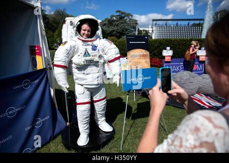 Washington DC, Stati Uniti d'America. 3 Ottobre, 2016. Un visitatore in posa per una foto in tuta spaziale in un allestimento promuovere il cancro Moonshot missione durante il Sud da South Lawn festival sul prato Sud della Casa Bianca il 3 ottobre 2016 a Washington, DC. L'evento è ispirato al South by Southwest festival e include arti, film, intrattenimento e tecnologia. Credito: Planetpix/Alamy Live News Foto Stock