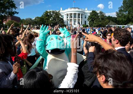 Washington DC, Stati Uniti d'America. 3 Ottobre, 2016. La danza dei partecipanti durante il Sud da South Lawn festival sul prato Sud della Casa Bianca il 3 ottobre 2016 a Washington, DC. L'evento è ispirato al South by Southwest festival e include arti, film, intrattenimento e tecnologia. Credito: Planetpix/Alamy Live News Foto Stock