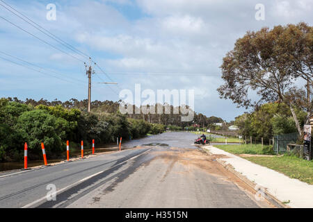 Langhorne Creek, Sud Australia. 4 Ottobre, 2016. La gente del luogo utilizzare qualsiasi metodo possibile negoziare un invaso strada in Langhorne Creek Australia del Sud dopo il diluvio rigonfie Bremer burst del fiume le sue banche, a sud di Adelaide. La terza emergenza alluvioni in due settimane. Ray Warren/Alamy Live News Foto Stock