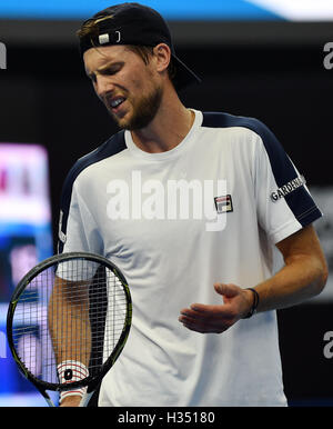 Pechino, Cina. 4 Ott 2016. Italia Andreas Seppi reagisce durante gli uomini singoli match di primo turno contro la Gran Bretagna di Andy Murray al China Open Tennis Tournament a Pechino Capitale della Cina, il 4 ottobre, 2016. Credito: Zhang Chenlin/Xinhua/Alamy Live News Foto Stock