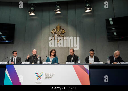 Città del Vaticano il Vaticano. 04 ottobre, 2016. 'Sport al servizio dell'Umanità" conferenza stampa, presso il Vaticano Premere Centro, nella Città del Vaticano il Vaticano nel mese di ottobre 04, 2016. Vaticano ospiterà il primo 'Sport al servizio dell'Umanità" Conferenza con Papa Francesco programmati per partecipare alla cerimonia di apertura Mercoledì 5 Ottobre, 2016, insieme con il segretario generale delle Nazioni Unite Ban Ki-moon e il Comitato olimpico internazionale il presidente Thomas Bach. Credito: Giuseppe Ciccia/Alamy Live News Foto Stock