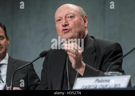 Città del Vaticano il Vaticano. 04 ottobre, 2016. Il Cardinale Gianfranco Ravasi, il Pontificio Consiglio per la cultura Presidente, partecipa a una conferenza stampa presso il Vaticano Premere Centro, nella Città del Vaticano il Vaticano nel mese di ottobre 04, 2016. Vaticano ospiterà il primo 'Sport al servizio dell'Umanità" Conferenza con Papa Francesco programmati per partecipare alla cerimonia di apertura Mercoledì 5 Ottobre, 2016, insieme con il segretario generale delle Nazioni Unite Ban Ki-moon e il Comitato olimpico internazionale il presidente Thomas Bach. Credito: Giuseppe Ciccia/Alamy Live News Foto Stock