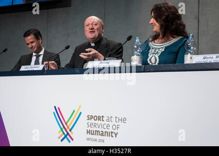 Città del Vaticano il Vaticano. 04 ottobre, 2016. Il Cardinale Gianfranco Ravasi, il Pontificio Consiglio per la cultura Presidente, partecipa a una conferenza stampa presso il Vaticano Premere Centro, nella Città del Vaticano il Vaticano nel mese di ottobre 04, 2016. Vaticano ospiterà il primo 'Sport al servizio dell'Umanità" Conferenza con Papa Francesco programmati per partecipare alla cerimonia di apertura Mercoledì 5 Ottobre, 2016, insieme con il segretario generale delle Nazioni Unite Ban Ki-moon e il Comitato olimpico internazionale il presidente Thomas Bach. Credito: Giuseppe Ciccia/Alamy Live News Foto Stock