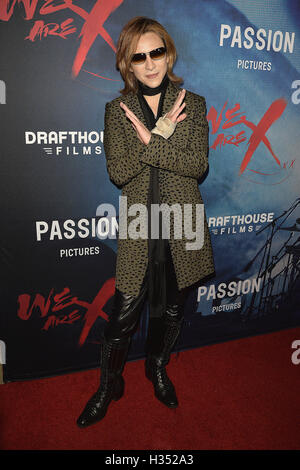 Los Angeles, California, USA. Dal 3 Ottobre, 2016. Yoshiki alla premiere di 'Ci sono X' al TCL teatro cinese il 3 ottobre 2016 a Los Angeles, California. Credito: MediaPunch Inc/Alamy Live News Foto Stock