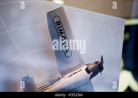 Colonia, Germania. 4 Ott 2016. Un modello di aeroplano è mostrato in negozio il display di una filiale della tedesca valigia Rimowa produttore a Colonia, Germania, il 4 ottobre 2016. Foto: Rolf Vennenbernd/dpa/Alamy Live News Foto Stock