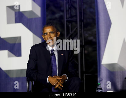 Washington DC, Stati Uniti d'America. 3 Ottobre, 2016. Il Presidente degli Stati Uniti Barack Obama partecipa a un panel di discussione sui cambiamenti climatici come parte della casa bianca a sud da South Lawn (SXSL) evento circa l importanza di proteggere un pianeta che abbiamo a disposizione per le generazioni future, sul prato Sud della Casa Bianca a Washington DC, 3 ottobre 2016. Credito: Aude Guerrucci / Pool via CNP /MediaPunch Foto Stock