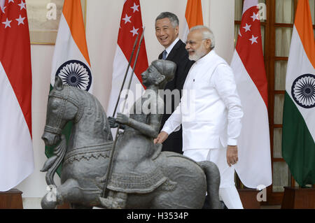 New Delhi, India. 4 Ott 2016. Primo Ministro indiano Narendra Modi (R) e il suo omologo di Singapore Lee Hsien Loong a piedi dalla sala riunioni presso la casa di Hyderabad in Nuova Delhi, capitale dell'India, il 4 ottobre, 2016. L India e Singapore Martedì inchiostrato tre patti e hanno convenuto di rafforzare la cooperazione per contrastare la crescente minaccia del terrorismo e della crescente radicalizzazione. Credito: Partha Sarkar/Xinhua/Alamy Live News Foto Stock