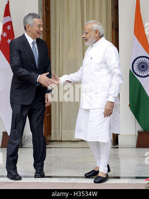 New Delhi, India. 4 Ott 2016. Primo Ministro indiano Narendra Modi (R) stringe la mano con il suo omologo di Singapore Lee Hsien Loong prima di un incontro presso la casa di Hyderabad in Nuova Delhi, capitale dell'India, il 4 ottobre, 2016. L India e Singapore Martedì inchiostrato tre patti e hanno convenuto di rafforzare la cooperazione per contrastare la crescente minaccia del terrorismo e della crescente radicalizzazione. Credito: Partha Sarkar/Xinhua/Alamy Live News Foto Stock