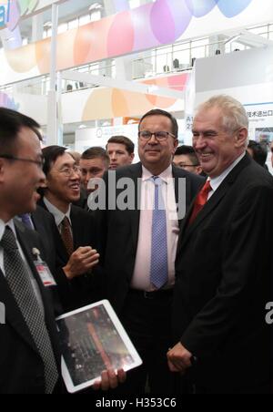 Brno, Repubblica Ceca. 3° Ott, 2016. La Repubblica ceca è Presidente Zeman (1R) visite padiglione della Cina durante la 58th International Engineering Fair MSV 2016 a Brno, nella Repubblica ceca il Ott 3, 2016. La 58th International Engineering Fair MSV 2016 calci fuori qui il lunedì. Esso ha più di 1700 espositori provenienti da tutto il mondo. © Wang Yi/Xinhua/Alamy Live News Foto Stock