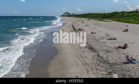 Juno Beach, Florida, Stati Uniti d'America. 4 Ott 2016. Juno Beach spiagge in Juno Beach, Fla. ampi panorami dal molo del secondo traliccio di calcestruzzo oltre il cancello. © Thomas Cordy/Palm Beach post/ZUMA filo/Alamy Live News Foto Stock