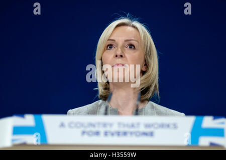 Congresso del Partito conservatore il giorno 3 su 04/10/2016 a Birmingham ICC, Birmingham. Persone nella foto: Elizabeth Truss, Lord Cancelliere, Segretario di Stato per la giustizia, indirizzi conferenza . Foto di Julie Edwards. Foto Stock