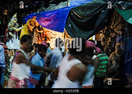 Kolkata, West Bengal, India. 3° Ott, 2016. Didascalia : Kolkata, West Bengal, India : divinità è sempre incarnata dal popolo a Kumortuli, Calcutta, India. © Debsuddha Banerjee/ZUMA filo/Alamy Live News Foto Stock