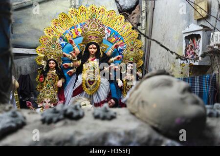 Kolkata, West Bengal, India. 3° Ott, 2016. Didascalia : Kolkata, West Bengal, India : divinità all'interno del Kumortuli, il patrimonio di arte di argilla zona di Kolkata, West, il Bengala, India, è pronto per essere adorato. © Debsuddha Banerjee/ZUMA filo/Alamy Live News Foto Stock