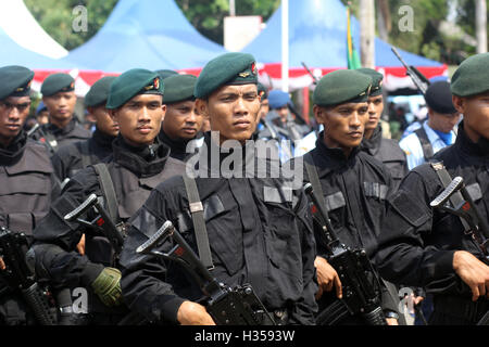 Il Bintan, Indonesia. 5 Ottobre, 2016. Indonesia esercito di soldati che marciano sulla 71st Indonesia anniversario militare su ottobre 05, 2016 in Bintan, Indonesia Credit: © Yuli Seperi/Alamy Live News Foto Stock