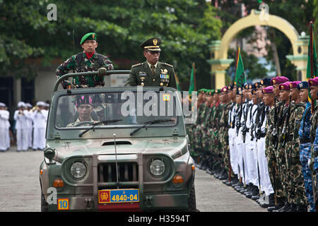 Il Bintan, Indonesia. 5 Ottobre, 2016. Indonesia militari di soldati che marciano sulla 71st Indonesia anniversario militare su ottobre 05, 2016 in Bintan, Indonesia Credit: © Yuli Seperi/Alamy Live News Foto Stock