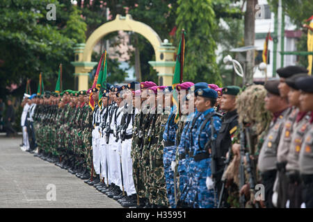 Il Bintan, Indonesia. 5 Ottobre, 2016. Indonesia militari di soldati che marciano sulla 71st Indonesia anniversario militare su ottobre 05, 2016 in Bintan, Indonesia Credit: © Yuli Seperi/Alamy Live News Foto Stock