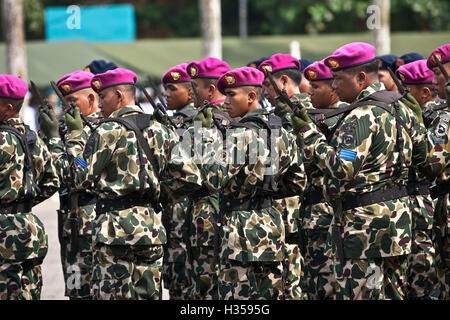 Il Bintan, Indonesia. 5 Ottobre, 2016. Indonesia Marine soldati che marciano sulla 71st Indonesia anniversario militare su ottobre 05, 2016 in Bintan, Indonesia Credit: © Yuli Seperi/Alamy Live News Foto Stock