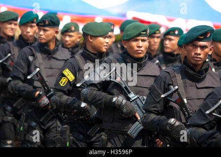 Il Bintan, Indonesia. 5 Ottobre, 2016. Indonesia esercito di soldati che marciano sulla 71st Indonesia anniversario militare su ottobre 05, 2016 in Bintan, Indonesia Credit: © Yuli Seperi/Alamy Live News Foto Stock