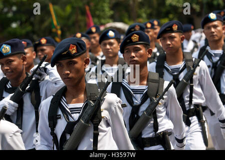 Il Bintan, Indonesia. 5 Ottobre, 2016. Marina Indonesiana soldati che marciano sulla 71st Indonesia anniversario militare su ottobre 05, 2016 in Bintan, Indonesia. Credito: Yuli Seperi/Alamy Live News Foto Stock