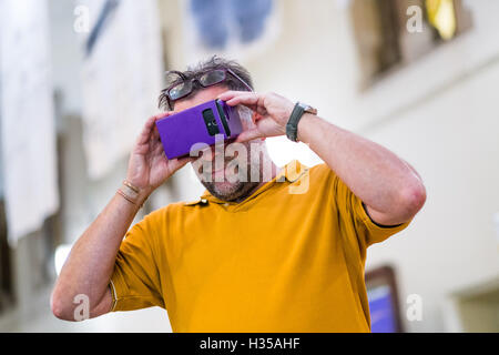 Aberystwyth, Wales, Regno Unito. 5 Ottobre, 2016. I visitatori a Aberystwyth University di prendere un tour virtuale della superficie del pianeta Marte , come parte dell annuale Settimana Mondiale dello Spazio (4-10 ottobre 2016) istituito da una dichiarazione delle Nazioni Unite nel 1999, la Settimana Mondiale dello Spazio è cresciuto in un grande spazio pubblico evento sulla terra. Più di 1800 eventi in 73 paesi celebrare i vantaggi di spazio e di entusiasmo per l'esplorazione dello spazio Photo credit: Keith Morris / Alamy Live News Foto Stock