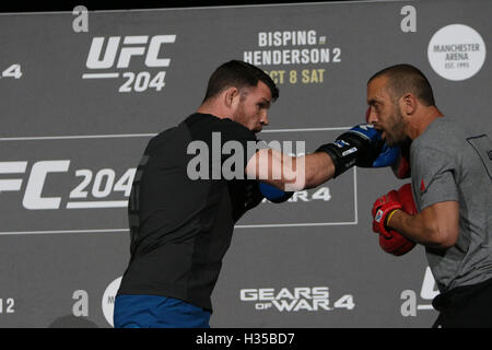 Manchester, Regno Unito. 5 Ottobre, 2016. Michael Bisping si impegna un allenamento aperto. Credito: Dan Cooke/Alamy Live News Foto Stock