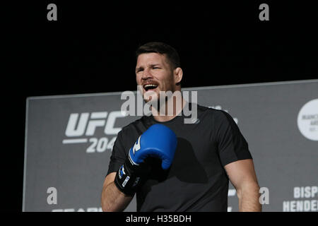 Manchester, Regno Unito. 5 Ottobre, 2016. Michael Bisping si impegna un allenamento aperto. Credito: Dan Cooke/Alamy Live News Foto Stock