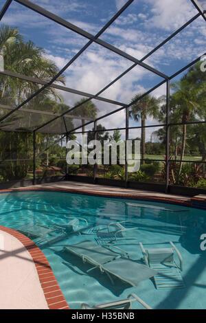 DELRAY Beach, FL - OTTOBRE 05: nonostante i cieli azzurri, residenti hanno iniziato la preparazione mescolando mobili in piscina prima di un potenziale colpo diretto dall uragano di categoria 4 Matteo in Florida. Credito: Andrea, Patrono/grandi colpi foto/MediaPunch Foto Stock