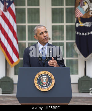 Il Presidente degli Stati Uniti Barack Obama fa una dichiarazione sulla ratifica dell'accordo di Parigi che si occupa di emissioni di gas a effetto serra, di mitigazione e di adattamento della finanza a partire dall'anno 2020 all'interno della Convenzione quadro delle Nazioni Unite sul Cl Foto Stock