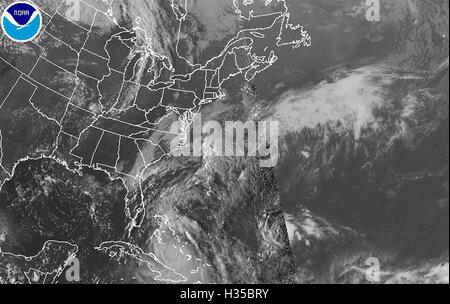 Di Silver Spring, Maryland, Stati Uniti. 05 ott 2016. La luce visibile immagine del nord-ovest dell'Oceano Atlantico prese dai satelliti NOAA VA meteo satellite il Ott 05, 2016 a 16:21:45 UTC mostra uragano Matteo avvicinamento dello stato della Florida, 5 ottobre 2016. Credito dispensa NOAA/Gado/Alamy Live News. Foto Stock