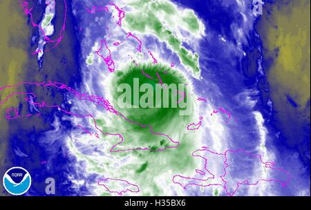 Di Silver Spring, Maryland, Stati Uniti. 05 ott 2016. Il vapore acqueo immagine di rilevamento del nord-ovest dell'Oceano Atlantico, focalizzato sull uragano Matteo, prese dai satelliti NOAA VA meteo satellite a 16:22:15 UTC, 5 ottobre 2016. Credito dispensa NOAA/Gado/Alamy Live News. Foto Stock