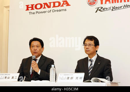 Honda Motor Operating Officer e Direttore di Shinji Aoyama, sinistra e Yamaha Motor Gestione Delegato e Direttore Katsuaki Watanabe partecipa a una conferenza stampa congiunta a Tokyo in Giappone il 5 ottobre 2016. Giapponese major auto Honda e Yamaha hanno annunciato di avere avviato delle trattative verso un business tie-up per lo sviluppo e la produzione di piccoli scooter. © Yosuke Tanaka/AFLO/Alamy Live News Foto Stock