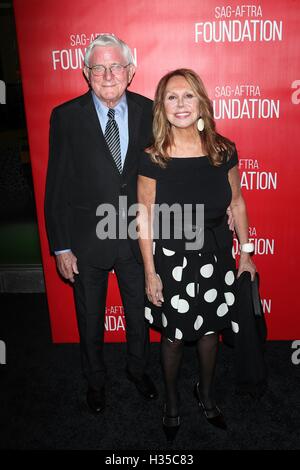 New York, NY, STATI UNITI D'AMERICA. 5 Ottobre, 2016. Phil Donahue e Marlo Thomas all'Inaugurazione di SAG-Fondazione AFTRA Robin Williams Center a Robin Williams Center il 5 ottobre 2016 in New York City. Credito: Diego Corredor/media/punzone Alamy Live News Foto Stock