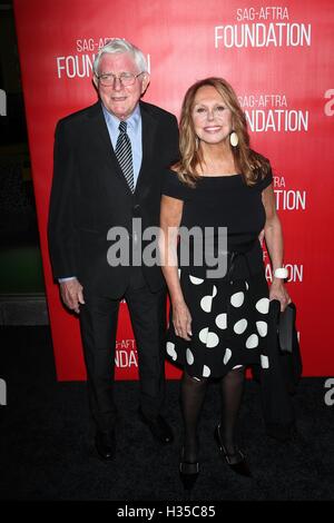 New York, NY, STATI UNITI D'AMERICA. 5 Ottobre, 2016. Phil Donahue e Marlo Thomas all'Inaugurazione di SAG-Fondazione AFTRA Robin Williams Center a Robin Williams Center il 5 ottobre 2016 in New York City. Credito: Diego Corredor/media/punzone Alamy Live News Foto Stock