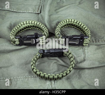 Paracord militare bracciali sull esercito-tessuto verde Foto stock - Alamy