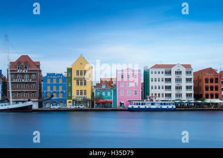 Vista di Sant'Anna baia guardando verso colonial case mercantili, UNESCO, Willemstad, Curacao, Piccole Antille, dei Caraibi Foto Stock