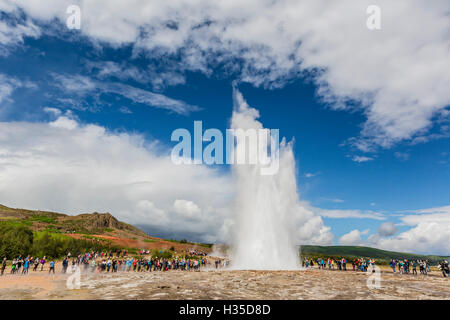 I turisti si riuniscono per guardare Strokker geyser (geysir), un eruzione a molla Haukadalur, Islanda, regioni polari Foto Stock