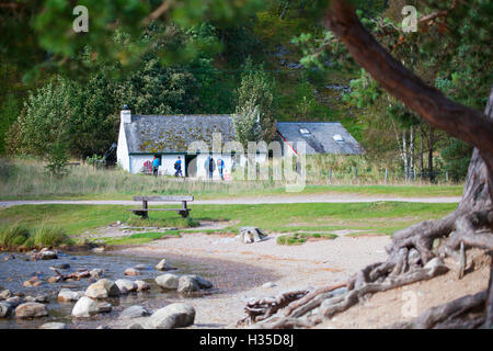 I visitatori di Loch un Eilien centro visitatori sulle sponde del Loch sul Rothiemurchus Estate, Scozia Foto Stock