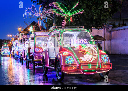 Colorati luminosamente illuminata vetture del pedale nella città di Yogyakarta, Java, Indonesia Foto Stock