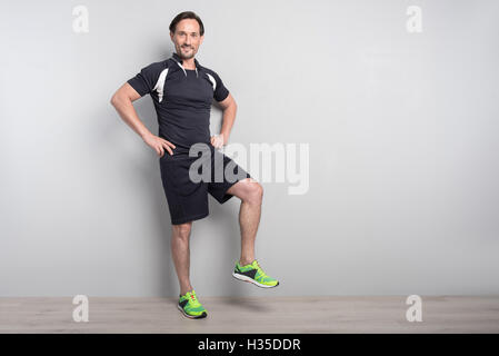 Uomo positivo facendo sport esercizi Foto Stock