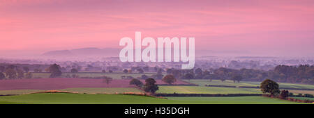 Autunno alba in tutta la pianura del Cheshire con Beeston Castle e le colline Peckforton rientranti nella nebbia mattutina, Cheshire, Regno Unito Foto Stock