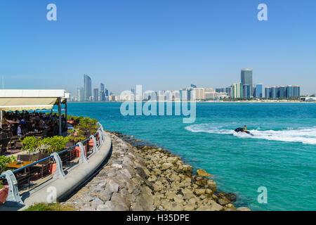 Vista dalla scogliera per lo skyline della città sul golfo, Abu Dhabi, Emirati Arabi Uniti, Medio Oriente Foto Stock