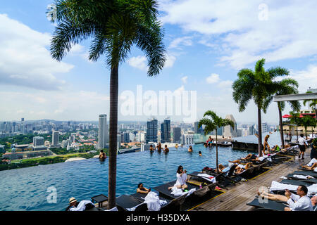 Infinity pool sul tetto del Marina Bay Sands Hotel con una vista spettacolare sulla skyline di Singapore, Singapore Foto Stock