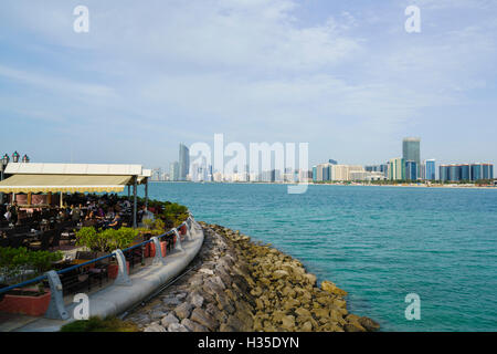 Ristorante con vista sullo skyline sul golfo, Abu Dhabi, Emirati Arabi Uniti, Medio Oriente Foto Stock