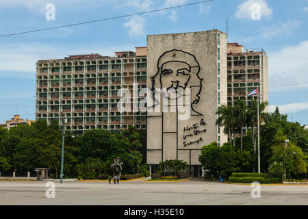 Un murale di metallo di Che Guevara su di un lato del palazzo del governo, Plaza de la Revolucion, Havana, Cuba, West Indies, dei Caraibi Foto Stock