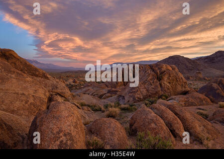 Nuvole all'alba sopra le formazioni rocciose, Alabama Hills, Inyo National Forest, California, Stati Uniti d'America Foto Stock