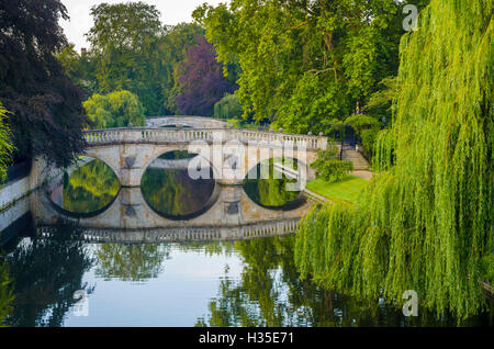Chiara e King's College di ponti sul fiume Cam, spalle, Cambridge, Cambridgeshire, England, Regno Unito Foto Stock
