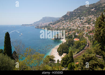 Vista in direzione di Monaco da Roquebrune-Cap-Martin, Cote d'Azur, Provenza, Francia, Mediterranea Foto Stock